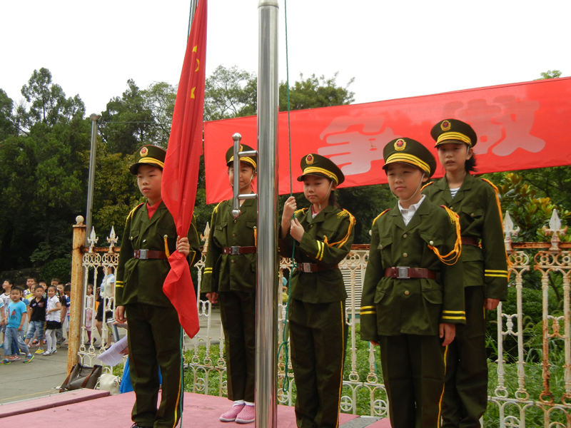 上一届优秀大队委代表升起新学期第一面国旗