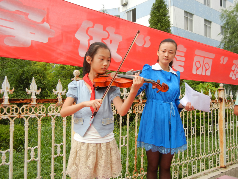 全国金奖获得者曹朗宁同学为大家演奏小提琴曲